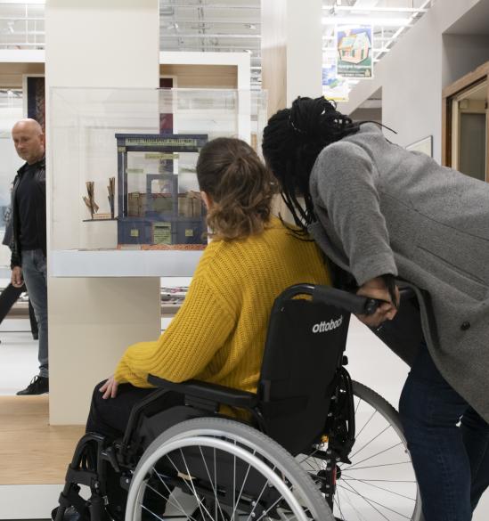 Femme en fauteuil roulant avec son accompagnatrice