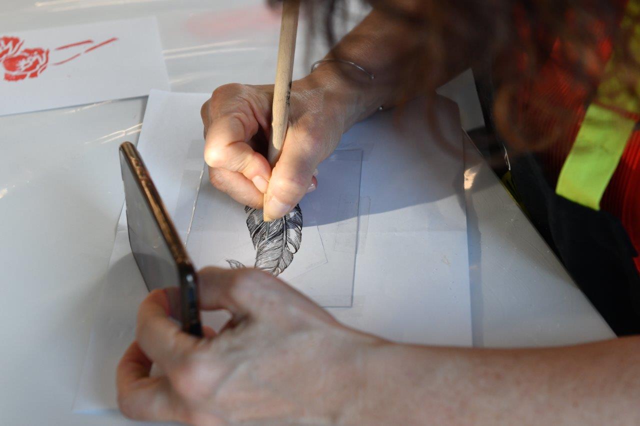 Photo d'un atelier de gravure organisé au musée